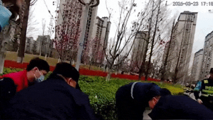 他纵身一跃，勇救落水老人