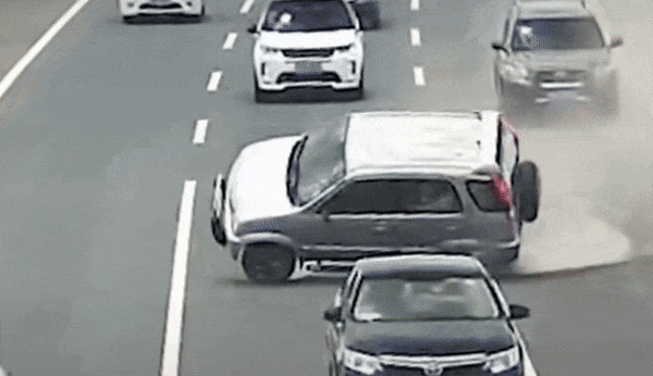 超员了吗？司机：没有没有，7个人！