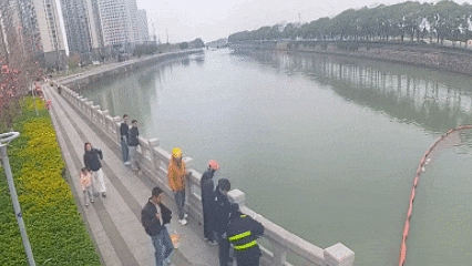 他纵身一跃，勇救落水老人