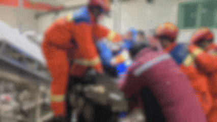 机械“咬”手，女子右手三指不保！危险瞬间往往藏在最熟悉的环节中