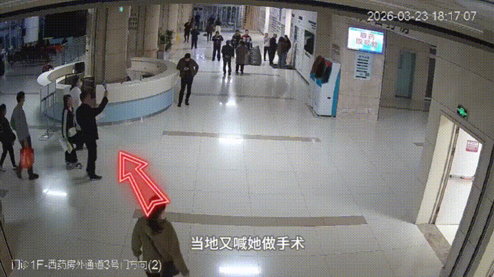 千里求医却没挂上号，主任医师直接蹲在地上给她看CT