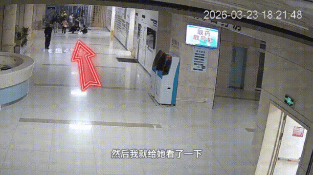 面对千里求医却没挂上号的患者，他蹲在地上查看CT