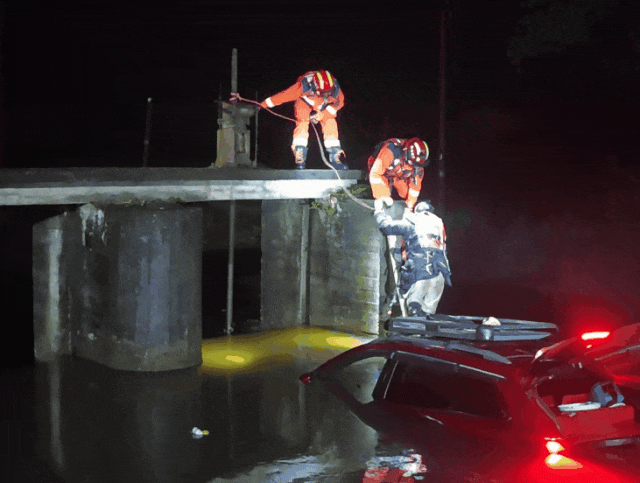 车辆凌晨坠湖,司机竟被吓得忘了报警电话...... 车辆凌晨坠湖,司机竟被吓得忘了报警电话......