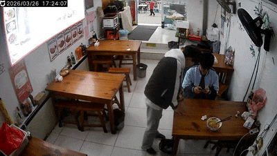 俩学生合吃一碗面，却悄悄跑到后厨用手机打出一行字，店主瞬间落泪