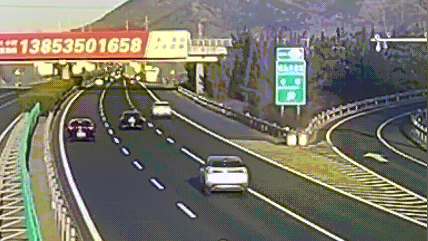 一秒分心，两起事故！这波操作太危险