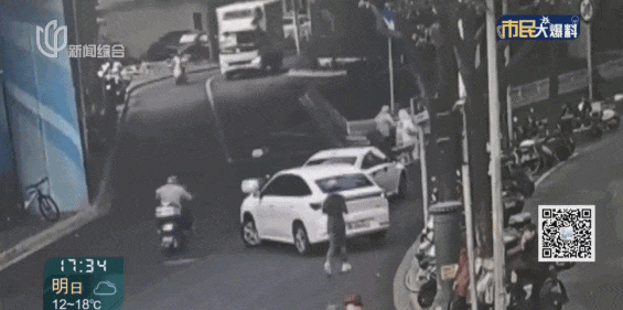 上海早高峰!男子把轿车“横”在路中间,还对民警咬嘴唇“卖萌”…… 上海早高峰!男子把轿车“横”在路中间,还对民警咬嘴唇“卖萌”……