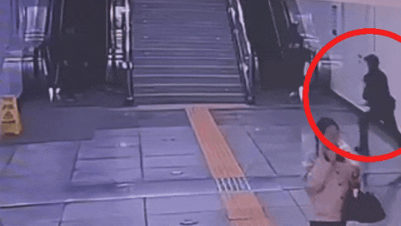 事发地铁6号线!行李箱从30米高扶梯上急速滚落,长沙辅警飞身拦下 事发地铁6号线!行李箱从30米高扶梯上急速滚落,长沙辅警飞身拦下