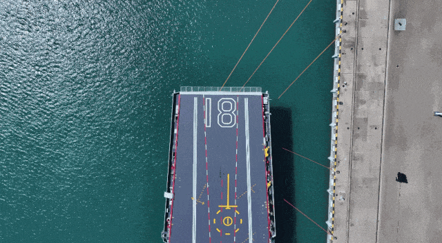 25年了！他的墓前又摆满了战机模型