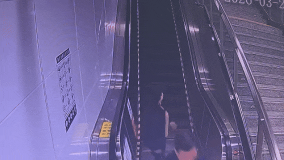 事发地铁6号线!行李箱从30米高扶梯上急速滚落,长沙辅警飞身拦下 事发地铁6号线!行李箱从30米高扶梯上急速滚落,长沙辅警飞身拦下