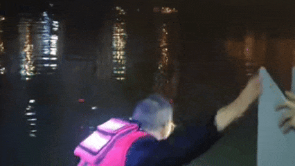 凌晨2点，他跳下去救人，发现水里还有一个老熟人……