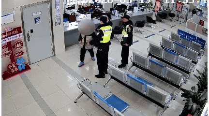 上海老夫妻携35万和骗子“硬刚”！儿子被蒙在鼓里，民警急了：太危险！