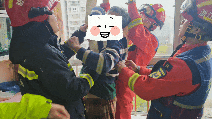 七旬老人用消防水带从26楼“空降”回家，突然脚下一滑......