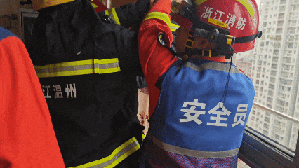 七旬老人用消防水带从26楼“空降”回家，突然脚下一滑......