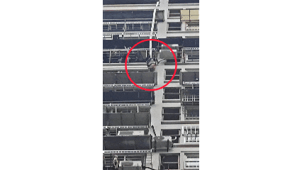 七旬老人用消防水带从26楼“空降”回家，突然脚下一滑......