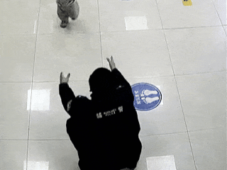 3岁萌娃独自“自驾”上马路,这场冒险幸好有他们…… 3岁萌娃独自“自驾”上马路,这场冒险幸好有他们……