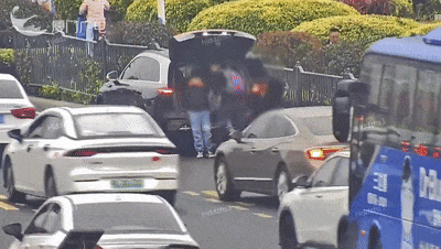 坑娃!后备箱竟变“儿童座”!厦门交警当场制止...... 坑娃!后备箱竟变“儿童座”!厦门交警当场制止......