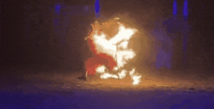 女演员表演时裙子着火,被灼伤! 女演员表演时裙子着火,被灼伤!