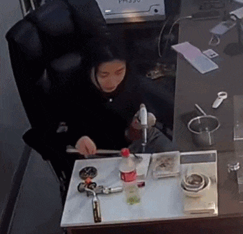 炼金不慎引爆打火机，女子遭火焰“突脸”