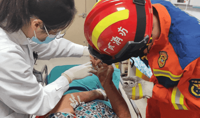 老人手部“爬”满水泡，状如鸽子蛋！医生紧急求助消防员