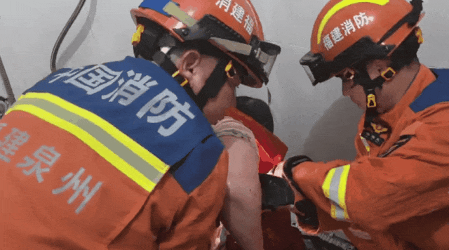 女子工厂厕所里“捞金”被困，消防员到场后在天花板上“凿”出她的手……