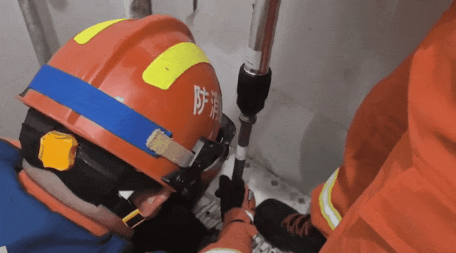 女子工厂厕所里“捞金”被困，消防员到场后在天花板上“凿”出她的手……