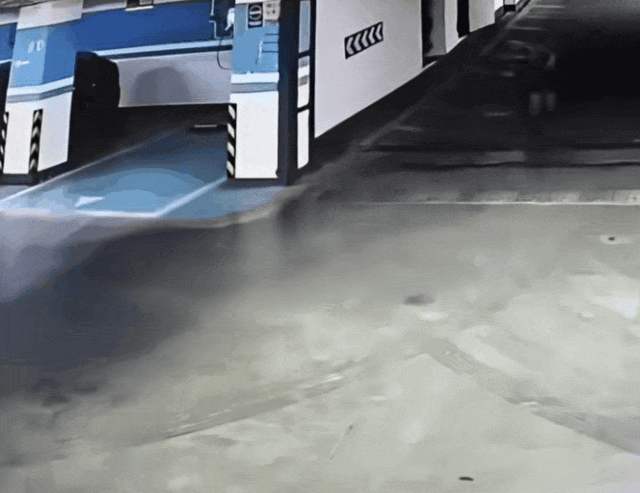 没到年龄就驾驶TA上路！男孩一头扎进墙缝里……