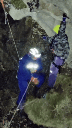 “驴友”登山迷路被困悬崖，脚下岩石平台突然坍塌，消防员飞身抱住被困者