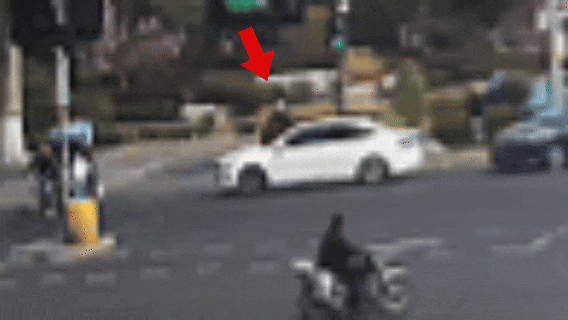 山东淄博一女子利用“拐弯让直行”碰瓷30余起，已刑拘！