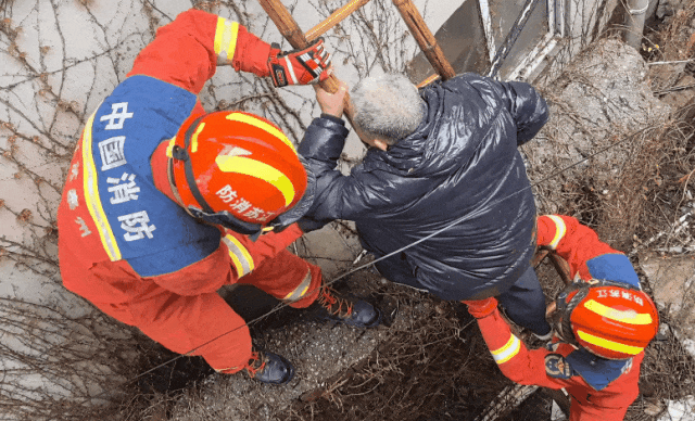 八旬老人在两墙之间等救援，原因简单得让人心疼......