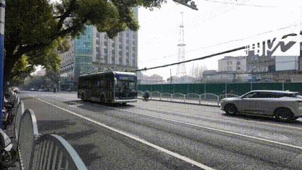 上海这条马路半空挂着啥？经过的人都得看两眼！原因绝对想不到…