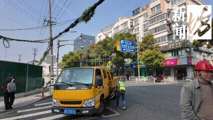 上海这条马路半空挂着啥？经过的人都得看两眼！原因绝对想不到…