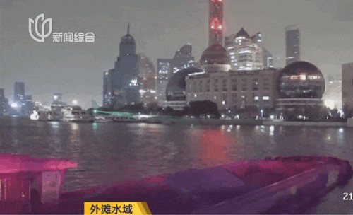 情况紧急！黄浦江外滩水域，千吨货船失控狂飙，冲向码头！公安硬控2公里...