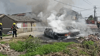 一个动作,4辆车没了…… 一个动作,4辆车没了……