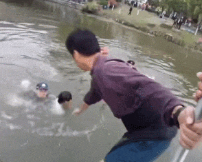 杭州男子因家庭矛盾独自往河中走,警方发现后立马脱鞋下水救援! 杭州男子因家庭矛盾独自往河中走,警方发现后立马脱鞋下水救援!