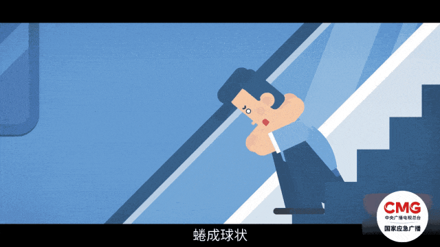 自动扶梯无故骤停，多人险摔倒，男子恶行被监控拍下！别拿生命开玩笑