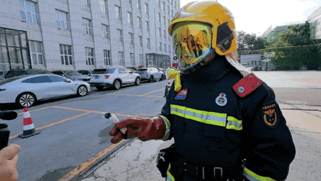 男孩一个动作，手指瞬间被“烧黑”！这些地方千万别乱碰️