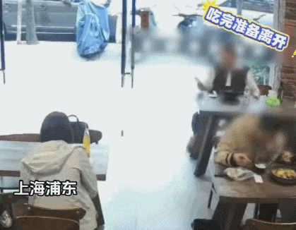 民警在餐馆吃饭，发现邻座女子侧脸十分眼熟，当场抓住！