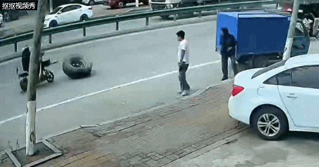哐当一声！大货车行驶中轮胎脱落，后方电动车“正面迎上”