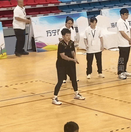 1分钟10人同步跳绳258次!刷屏的“绳”气少年们,来自三亚 1分钟10人同步跳绳258次!刷屏的“绳”气少年们,来自三亚