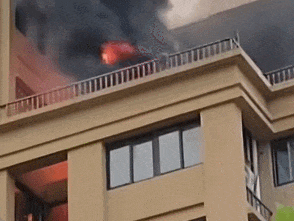 福建一地发生火灾，整栋楼被浓烟包围！原因初查