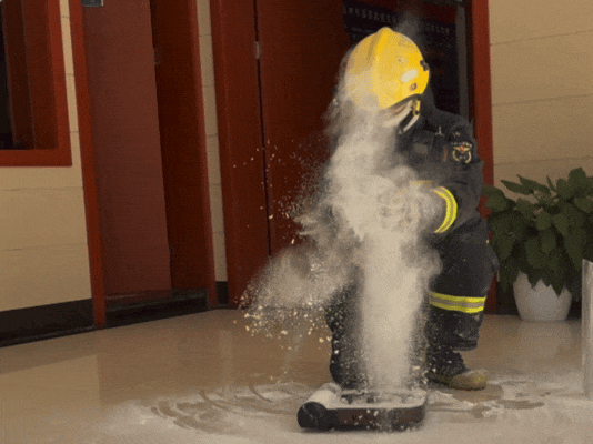 重要提醒：千万别在燃气灶旁做面食，会爆炸！