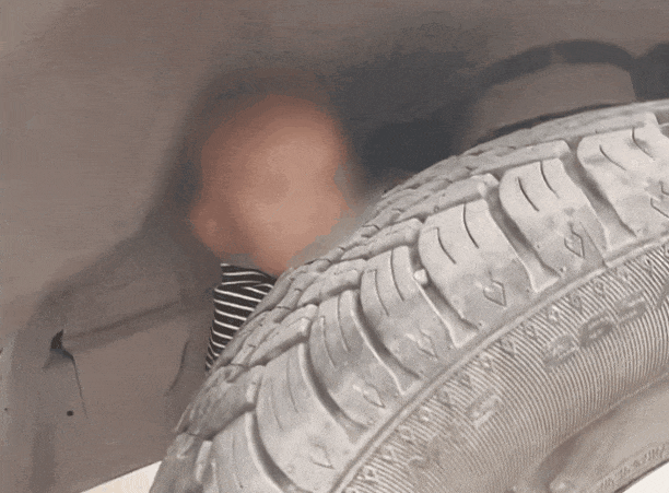 惊险！湖南1岁幼童突然闯入车辆盲区，亲爸毫无察觉