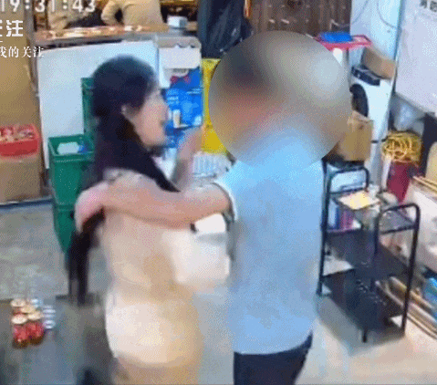 “顾客骚扰火锅店女老板”后续！警方通报：李某某已被行拘