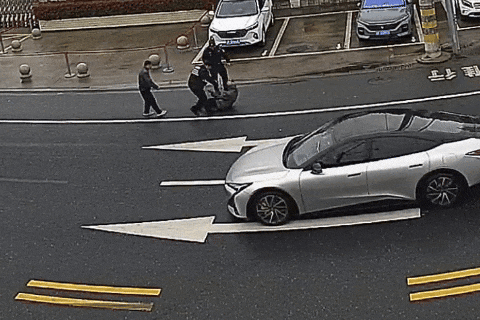 99岁爷爷被88岁奶奶温柔“训话”，刚结婚的民警被“暴击”