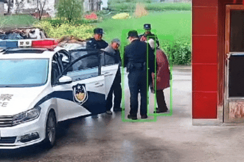 99岁爷爷被88岁奶奶“训话”，民警：刚领证就被“秀”到了