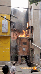 浓烟滚滚、火光冲天！昆明一城中村发生火情，电线连片起火，起因竟是……