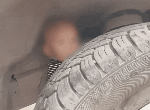 后怕！车轮内侧有个娃！哥哥急忙喊家长......