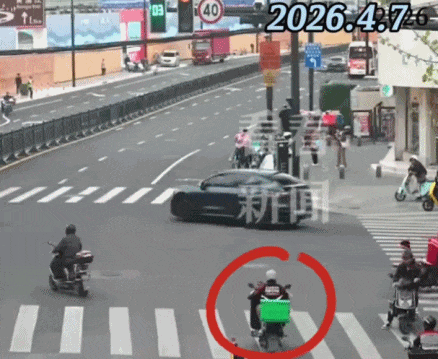 快递小哥在上海肿瘤医院附近闯红灯被拦，民警一查：有21起交通违法未处理