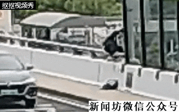 上海虹桥机场附近，一男子爬上高架轻生！千钧一发之际，有民警经过...