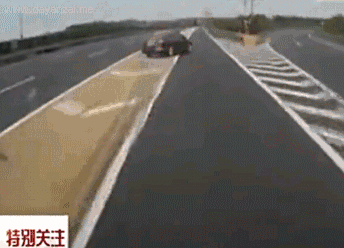 高速惊险一幕：逆行撞车后竟逃逸？